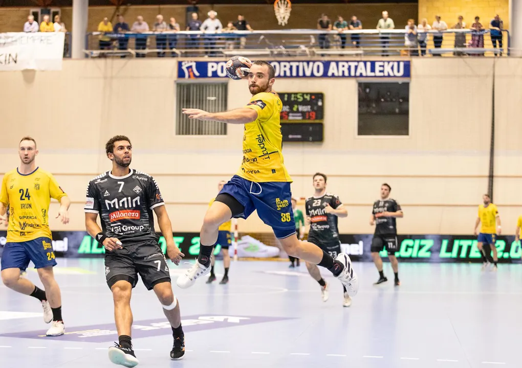 Bidasoa only home winners in group D