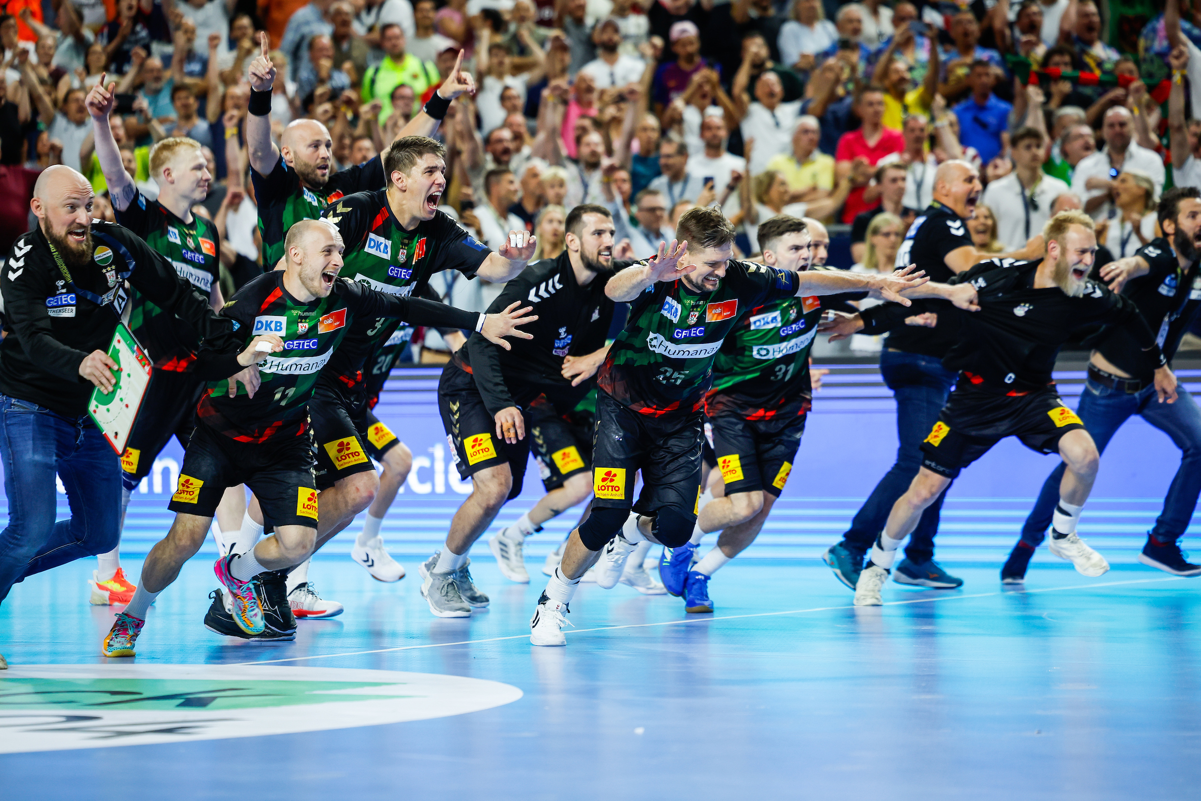 SUMMARY: Magdeburg and Kielce reach final with thrilling wins
