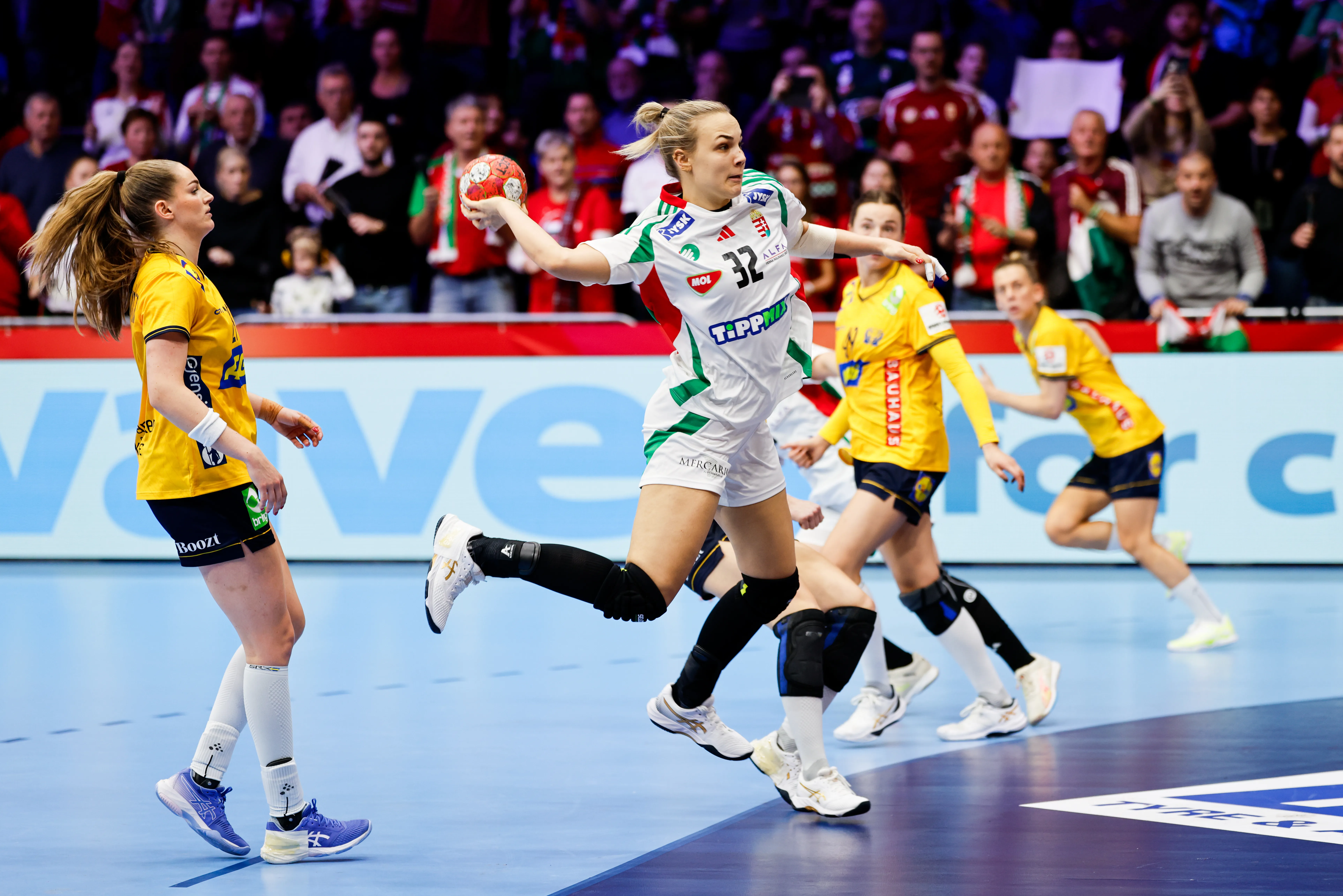 Handball Player Open-age players more confident in perception of women’s handball