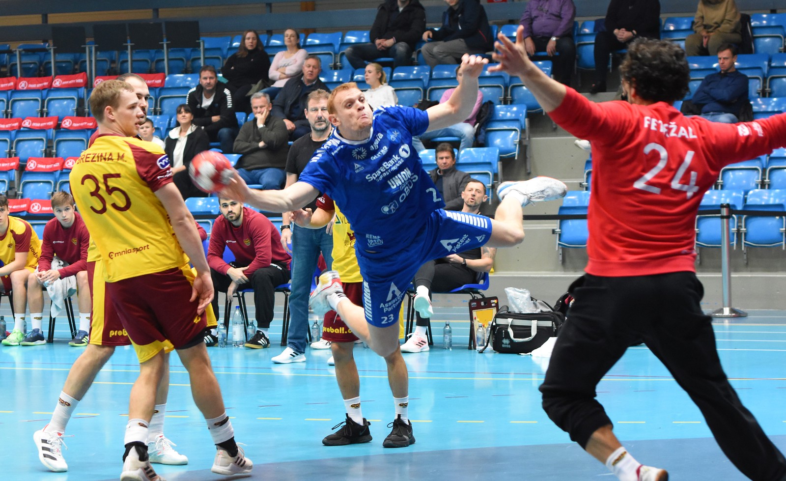 Battle for Last 16 goes to the wire