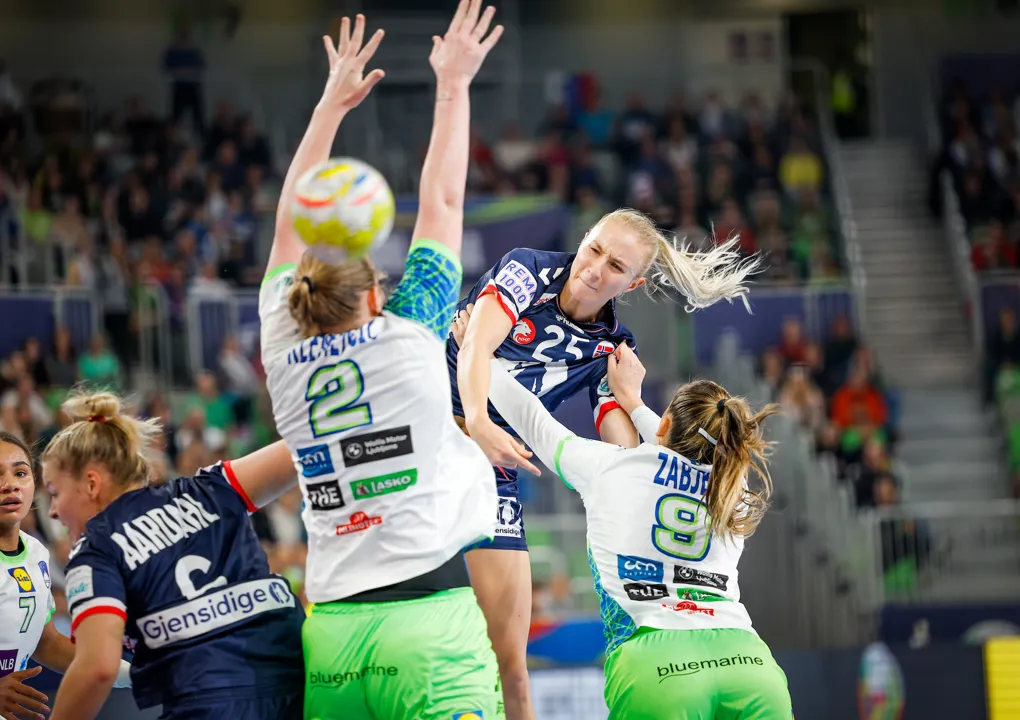 Reistad leads Norway back to semi-finals