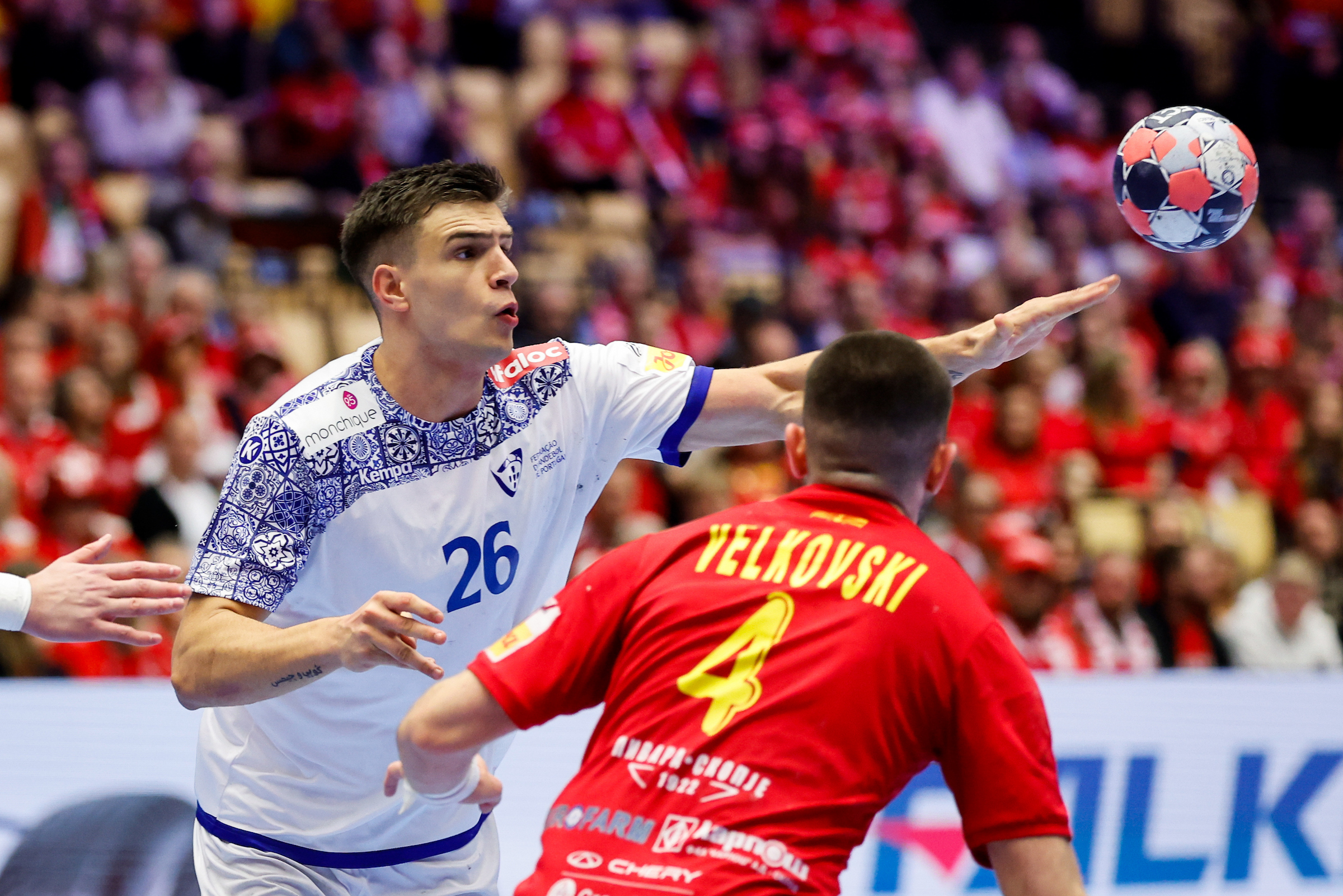 What teams in groups B and D need to go to the main round