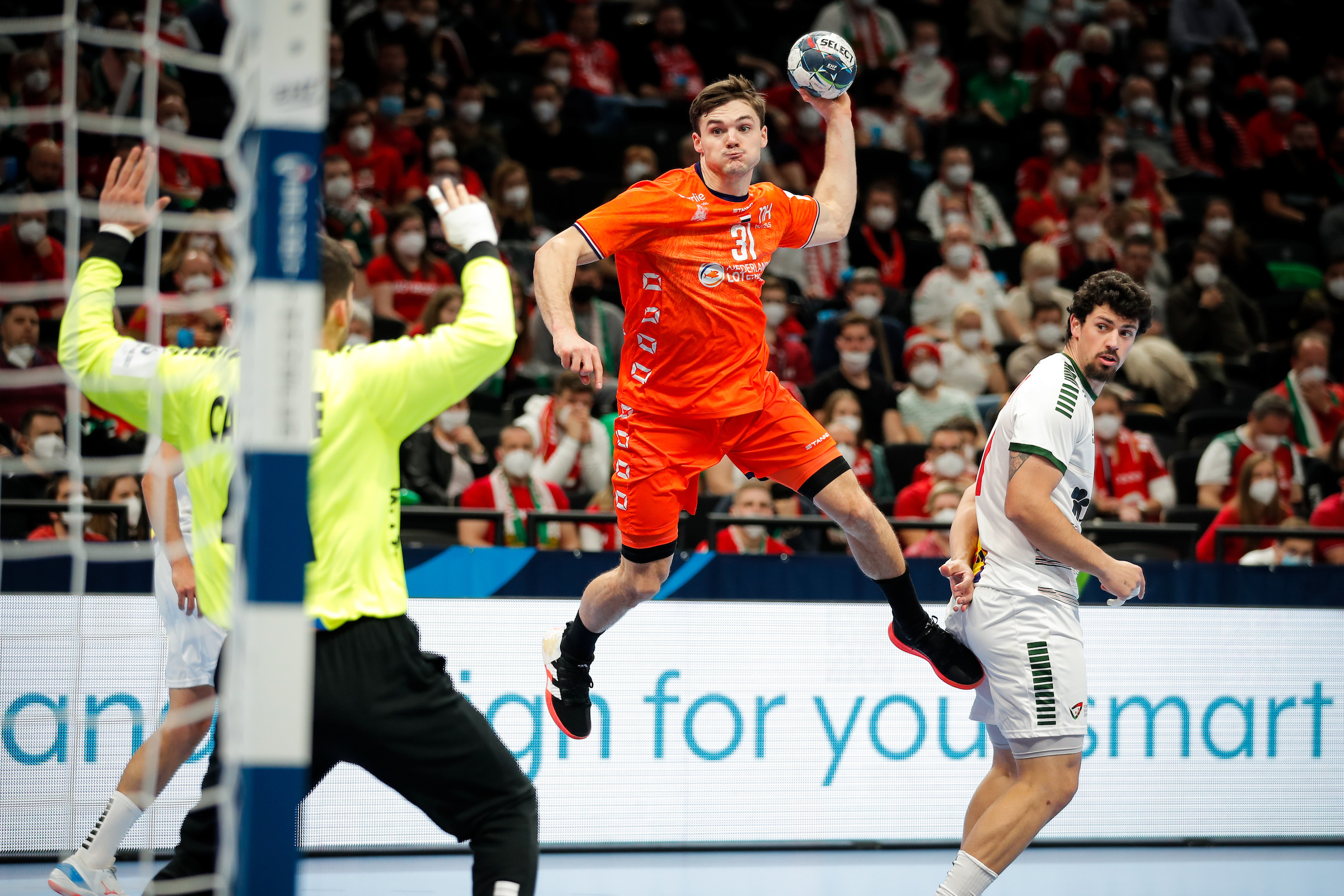 16 teams compete for final World Championship spots