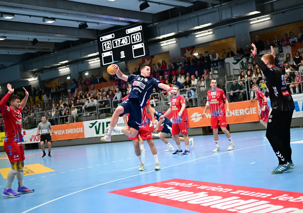 Round 3 set after high-scoring weekend, Olympiacos survive