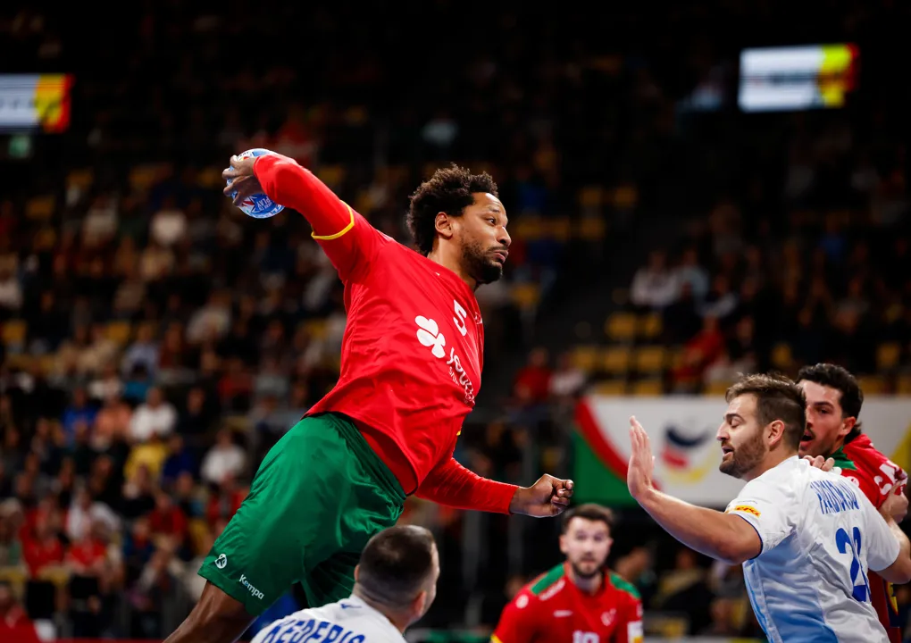 Portugal leave it late to down debutants Greece