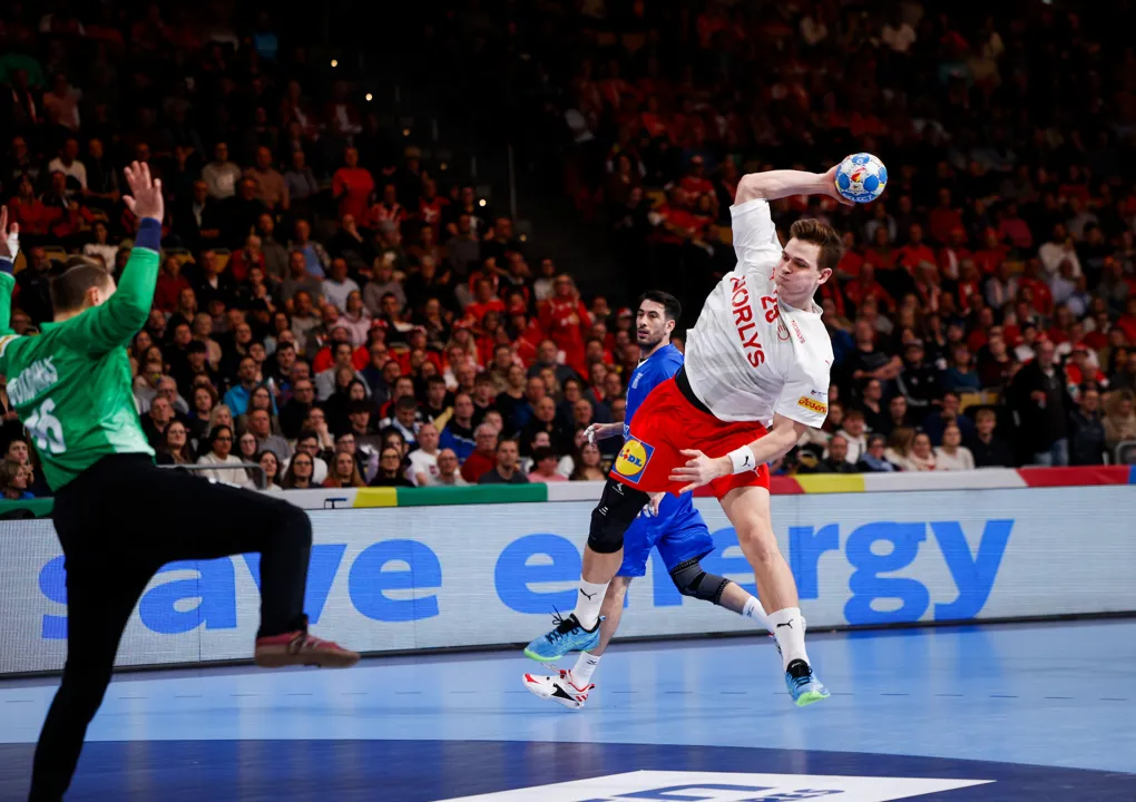 Denmark beat Greece to force early decision in group F